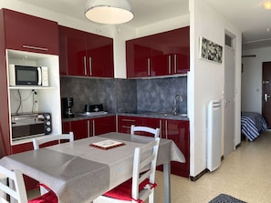Kahvin-/teenkeitin, jääkaappi, mikroaaltouuni, uuni
