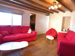 TV - Spacious Chalet for 8 with Terrace, Mountain Views, Parking & Ski Storage (Saint-Lary-Soulan)