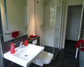 Haartrockner, Handtücher, Seife, Shampoo