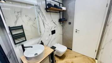 Dusch, hårtork och handdukar