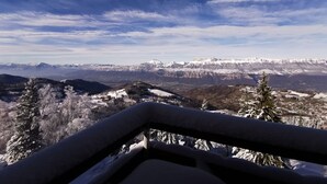 Una vista panorámica de un paisaje montañoso con picos nevados y cielo despejado.