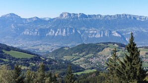 Un paisaje montañoso con un pueblo ubicado en el valle.