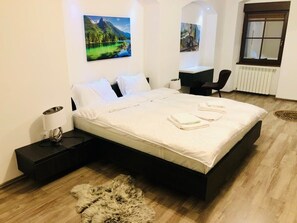 2 soverom, skrivebord, strykejern/-brett og wi-fi