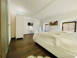 2 bedrooms, desk, iron/ironing board, WiFi