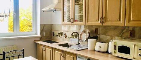 Kühlschrank, Mikrowelle, Ofen, Herdplatte