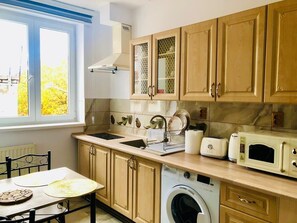 Frigorifero, microonde, forno, piano cottura