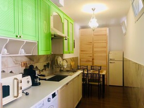 ثلاجة، ميكروويف، فرن، موقد طهي مسطح