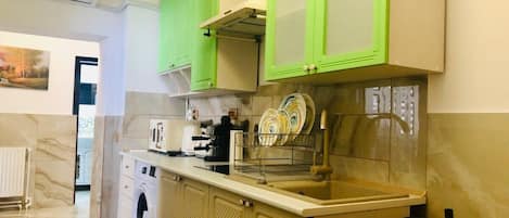 Een koelkast, een magnetron, een oven, een kookplaat