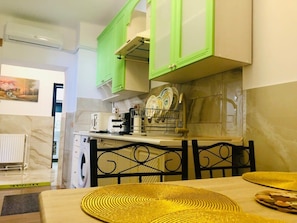 Frigorífico, microondas, horno y placa de cocina