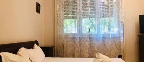 2 quartos, ferros/tábuas de passar roupa, Wi-Fi, roupa de cama