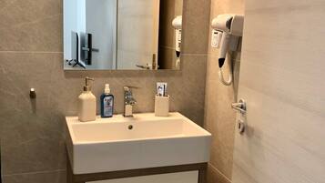 Dusche, Haartrockner, Handtücher