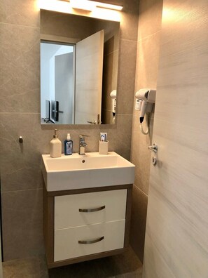 Shower, hair dryer, towels