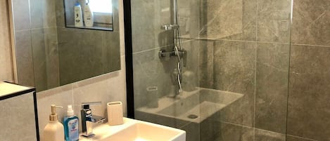 Dusche, Haartrockner, Handtücher