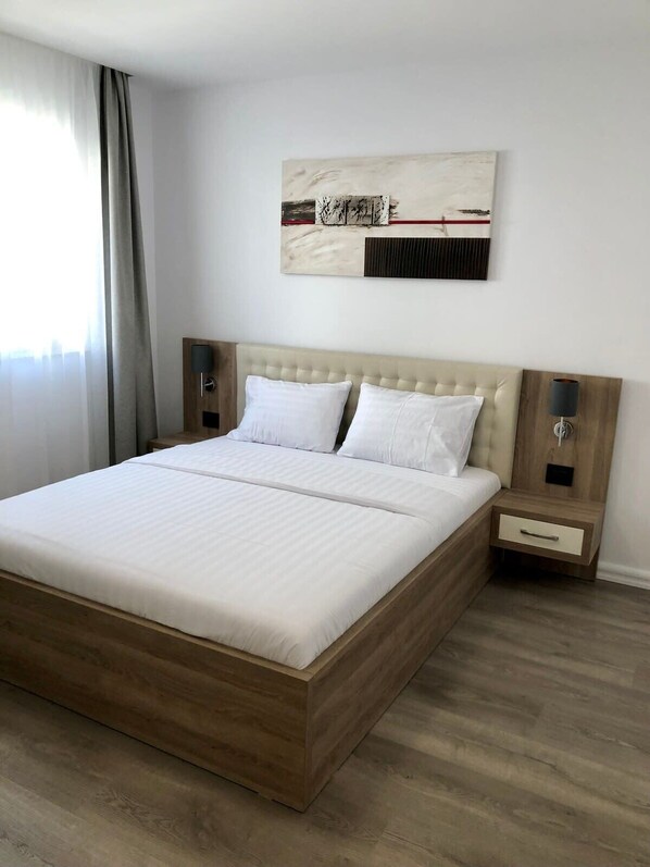 1 makuuhuone, työpöytä, silitysrauta/-lauta, Wi-Fi