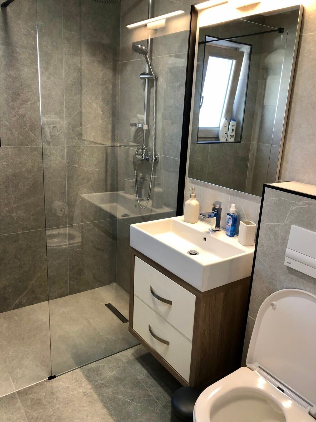 Shower, hair dryer, towels