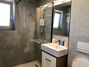 Douche, séchoir à cheveux, serviettes fournies