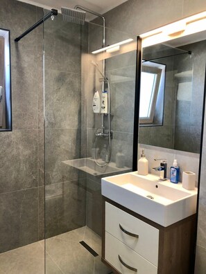 تجهيزات دش، مجففات شعر، مناشف