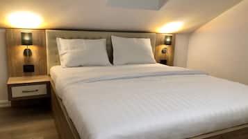 1 dormitorio, tabla de planchar con plancha, wifi y ropa de cama