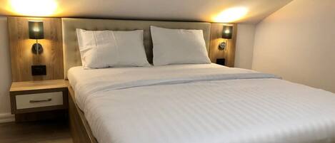 1 habitación, tabla de planchar con plancha, wifi y ropa de cama