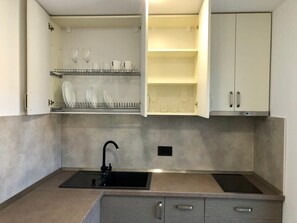 ثلاجة، ميكروويف، ماكينة لصنع القهوة/الشاي، محمصة خبز