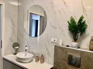 Dusche, Haartrockner, Handtücher