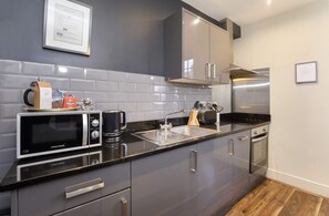 Kühlschrank, Mikrowelle, Ofen, Herdplatte