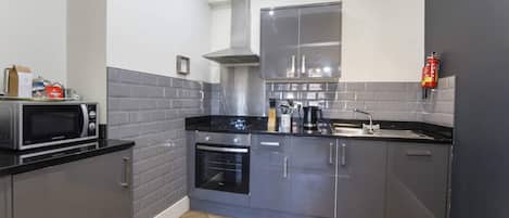 Een koelkast, een magnetron, een oven, een kookplaat