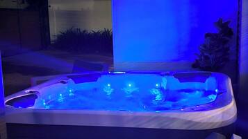 Indoor spa tub