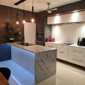 Refrigerador, microondas, horno y parrilla de estufa 