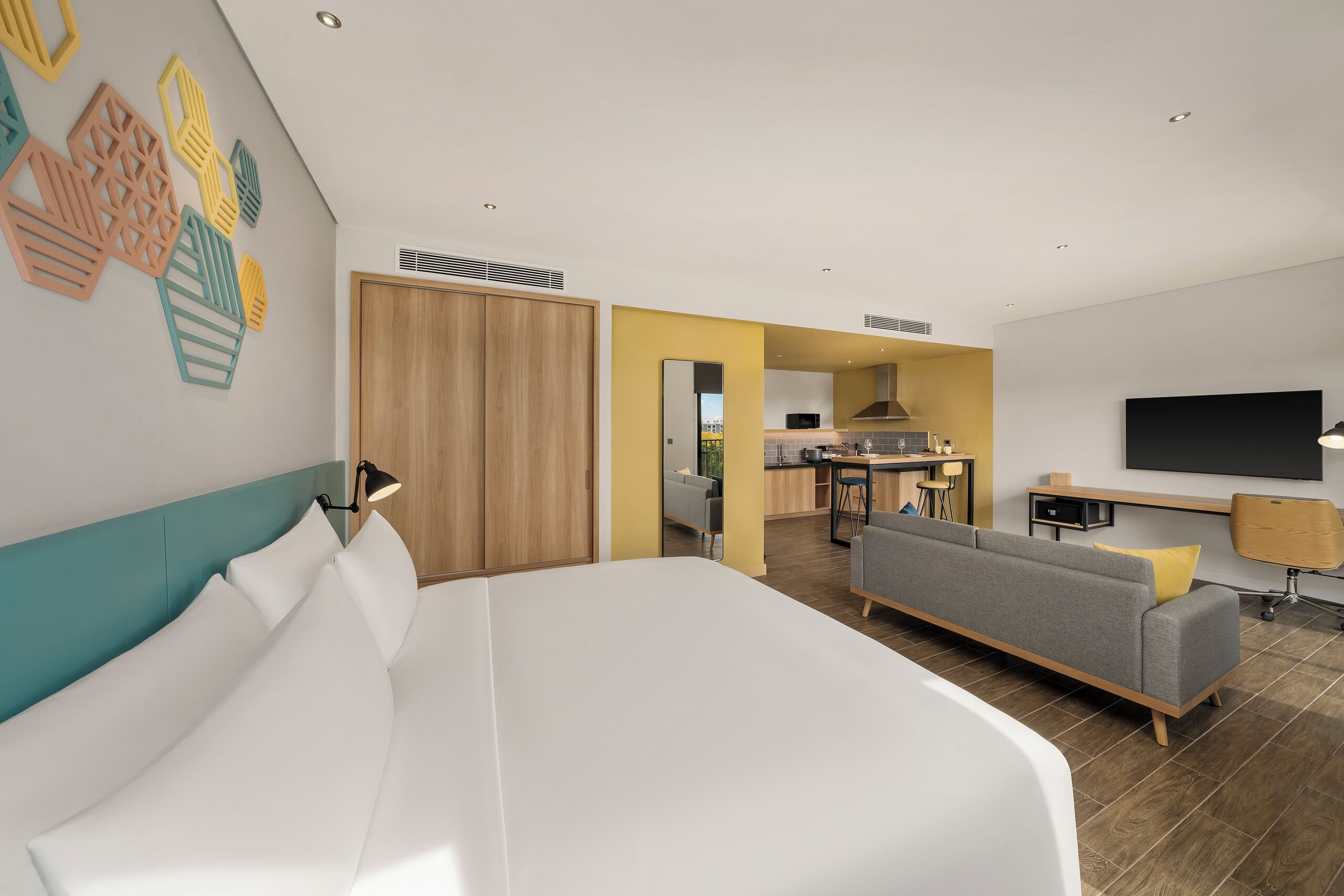 Premium Suite | Desk, laptop workspace, soundproofing, free WiFi