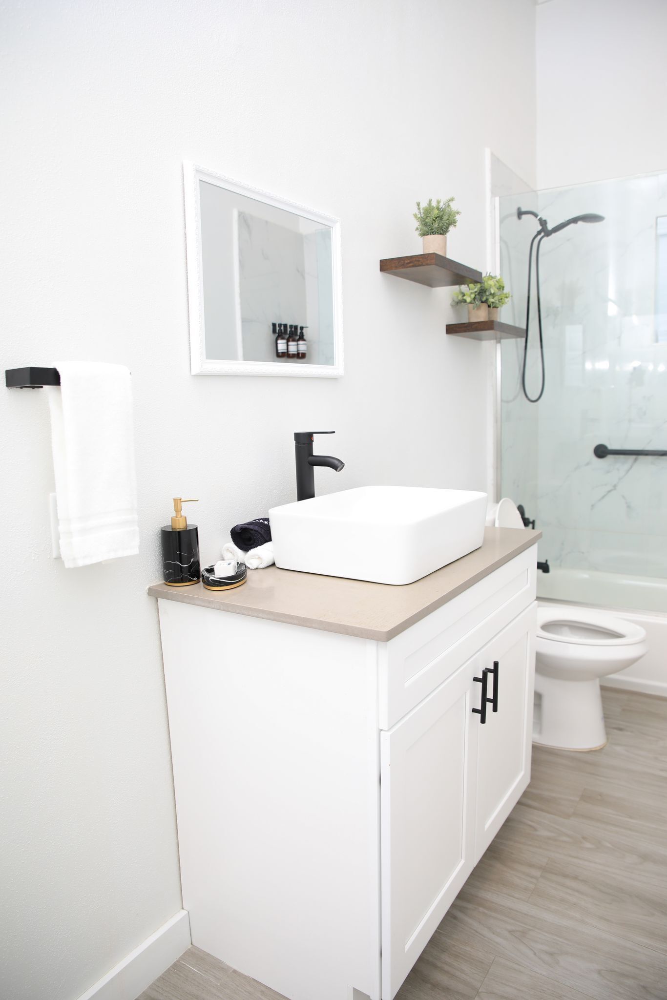 Een douche, een haardroger, handdoeken, zeep