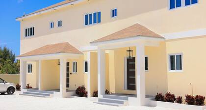 Townhouse w/Pool Near Beach, Airport & Supermarket