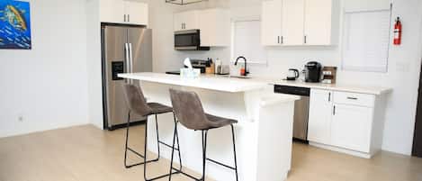 Microondas, horno, parrilla de estufa y lavavajillas