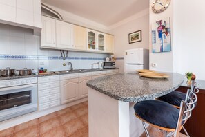 Réfrigérateur, micro-ondes, four, lave-vaisselle