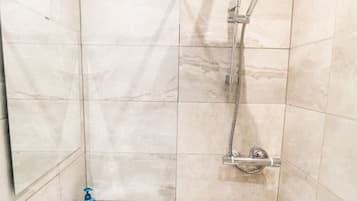 Haartrockner, Handtücher, Seife, Shampoo