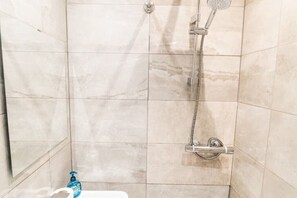 Hårføner, håndklær, såpe og sjampo