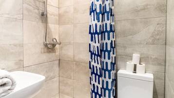 ヘアドライヤー、タオル、石鹸、シャンプー