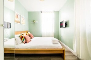 1 habitación, tabla de planchar con plancha, wifi gratis y ropa de cama