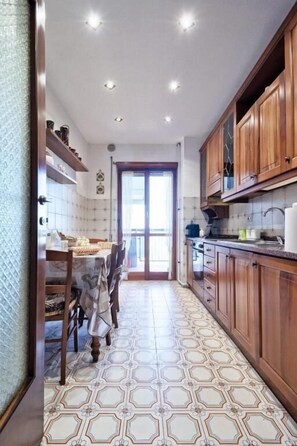 Großer Kühlschrank, Mikrowelle, Ofen, Herdplatte