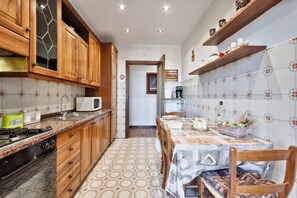 Full-size fridge, microwave, oven, stovetop - Apt Venice City (Mestre)