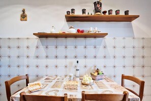 Frigorifero con congelatore, microonde, forno, piano cottura
