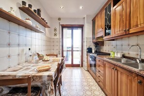 Stort kylskåp, mikrovågsugn, ugn och spishäll