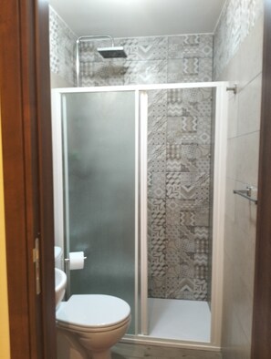 Haartrockner, Handtücher, Seife, Toilettenpapier