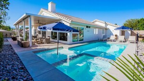 A modern house with a swimming pool, outdoor furniture, and a covered patio area. - Desert Rose - Tiki Game-room, 10 min to Indian wells tennis garden Festivals, Golf and more! (Indio)