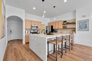 Fridge, microwave, oven, stovetop - Desert Rose - Tiki Game-room, 10 min to Indian wells tennis garden Festivals, Golf and more! (Indio)