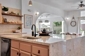 Fridge, microwave, oven, stovetop - Desert Rose - Tiki Game-room, 10 min to Indian wells tennis garden Festivals, Golf and more! (Indio)