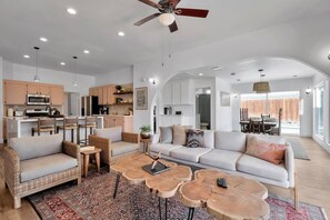 Smart TV, video games, offices - Desert Rose - Tiki Game-room, 10 min to Indian wells tennis garden Festivals, Golf and more! (Indio)