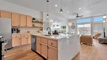 KylskÄp, mikrovÄgsugn, ugn och spishÀll