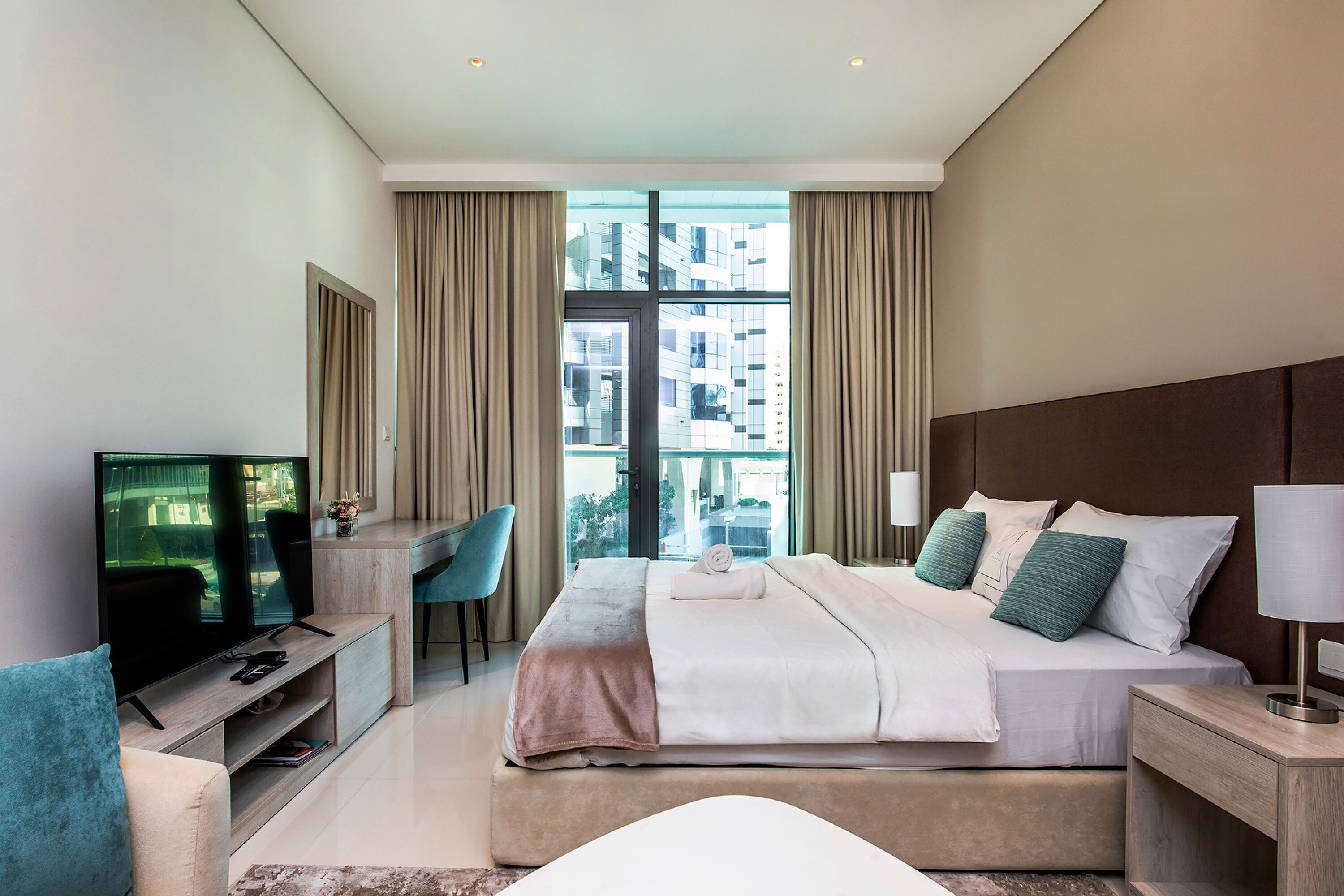 Estúdio superior, sacada, vista para o pátio | Roupas de cama premium, escrivaninha, espaço de trabalho para notebook