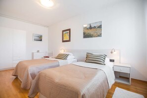 3 bedrooms, desk, iron/ironing board, WiFi